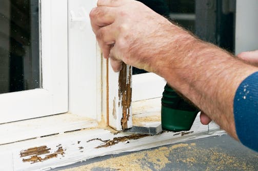 Fjern råttent vindustre med multikutter: Når du har merket opp alt det råtne treet, skjærer du inn fra begge sider av det området du vil fjerne. Fjern råttent vindustre med multikutter: Når du har merket opp alt det råtne treet, skjærer du inn fra begge sider av det området du vil fjerne.